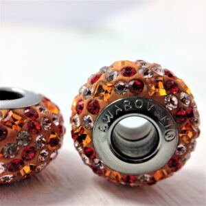 Charm Mosaïque métal rhodié pavé de cristaux Swarovski orange et rouge