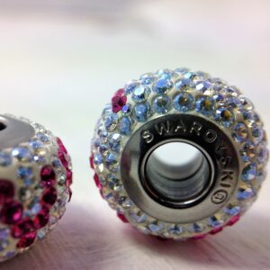Charm Love en métal rhodié et pavé de cristaux Swarovski blancs et roses