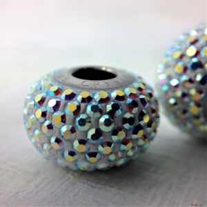 Charm Pavé métal rhodié orné de cristaux Swarovski Aurore Boréale AB