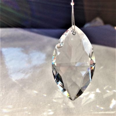 Prisme Amande en cristal Swarovski monté sur un câble en acier à suspendre
