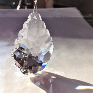 Prisme Baroque en cristal Swarovski monté sur un câble en acier à suspendre