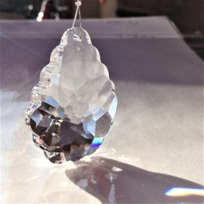 Prisme Baroque en cristal Swarovski monté sur un câble en acier à suspendre