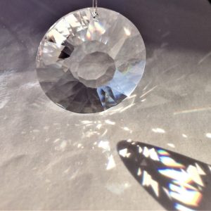 Prisme Soleil en cristal Swarovski monté sur un câble en acier à suspendre devant une fenêtre