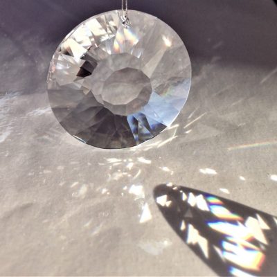 Prisme Soleil en cristal Swarovski monté sur un câble en acier à suspendre devant une fenêtre