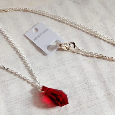 Pendentif Petit Pendule rouge Siam en cristal Swarovski monté sur une chaîne en argent