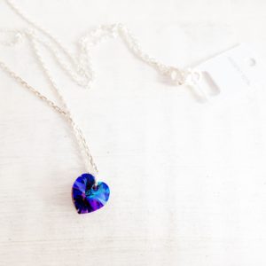 Petit Coeur en cristal Swarovski monté sur une chaîne en argent bleu Héliotrope