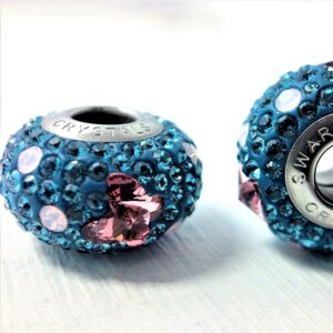Charm Papillon métal Rhodié pavé de cristaux Swarovski turquoise et rose