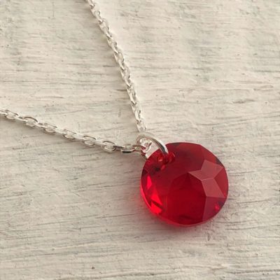 Pendentif Rose des Vents chaîne argent ornée d'un cristal Swarovski rouge 14mm