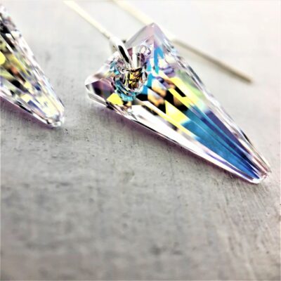 Boucles d'oreilles Spike perles Swarovski triangle Aurore Boreale sur crochets en argent