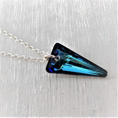 Pendentif triangle Spike cristal Swarovski 19 mm bleu Bermuda Blue chainette argent
